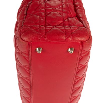 Christian DIOR
Sac type tote en cuir souple...
