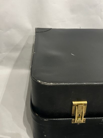 HERMES Parise
VALISE en cuir noir et intérieur...