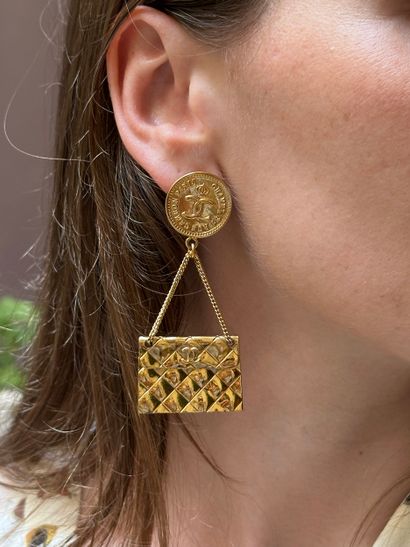 CHANEL
Paire de pendants d'oreilles en métal...