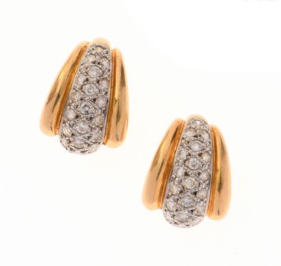Paire de boucles d'oreilles 
en or jaune...