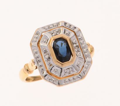 Bague de forme rectangulaire
deux ors jaune...
