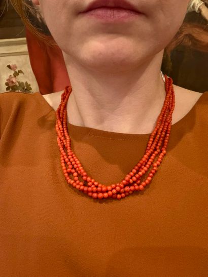Collier 
à quatre rangs de perles de corail...