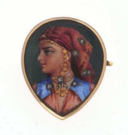 Broche 
en or jaune 18k 750°/°° centrée d'une...
