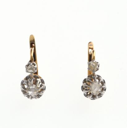 Paire de dormeuses 
deux ors 18k 750°/°°...