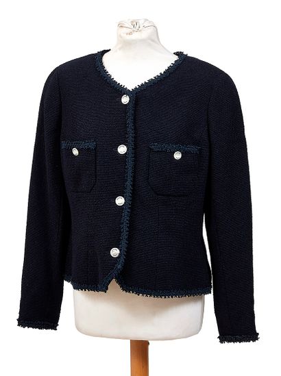 CHANEL Boutique
Veste en tweed bleu marine...