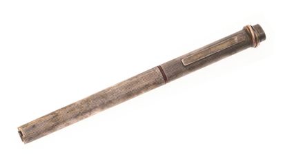 Must de CARTIER 
Trinity metal fountain pen.
Shows...