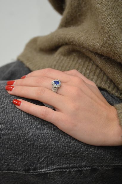 Bague 
en or gris 18k 750 °/°° centrée d'un...