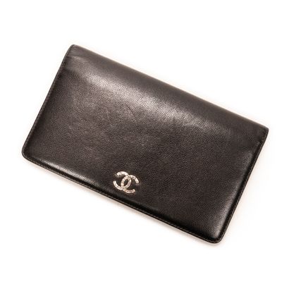 CHANEL
Portefeuille en cuir caviar noir,...