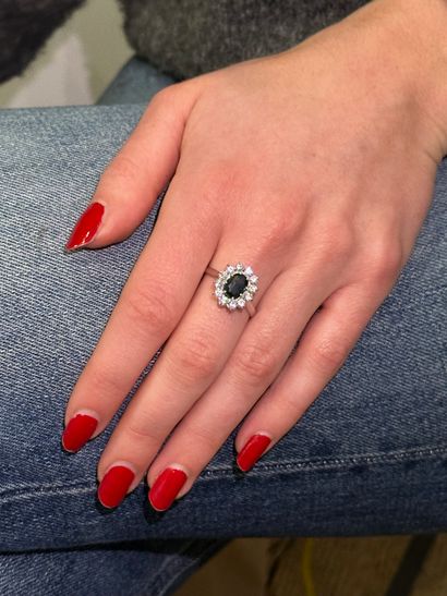 Bague
en or gris 18K 750/°° ornée d'un saphir...