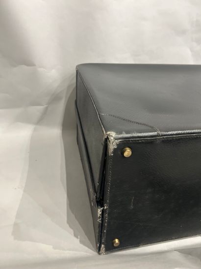 HERMES Parise
VALISE en cuir noir et intérieur...