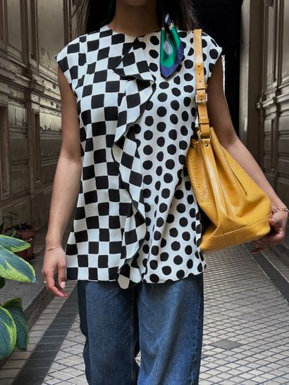 LOUIS VUITTON
Blouse en soie à pois blanc...