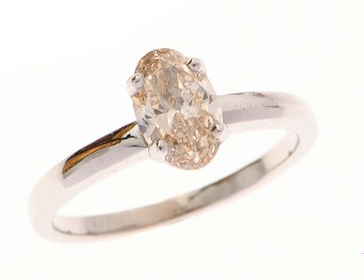 Bague 
en or gris 18k 750°/°° centrée d'un...