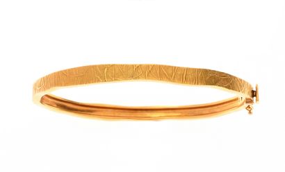 Bracelet jonc en or jaune 18k 750°/°° texturé,...