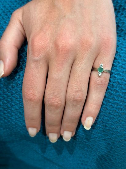 Bague 
en or 18k 750°/°° ornée d'une émeraude...