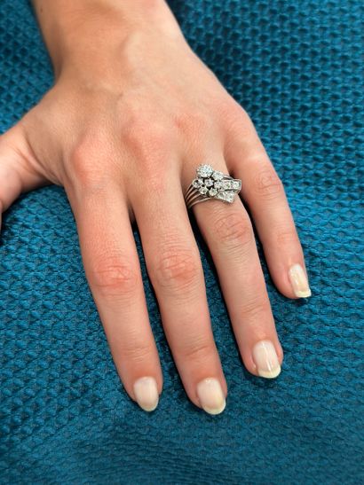 Bague 
en or gris 18k 750°/°° formée de cinq...