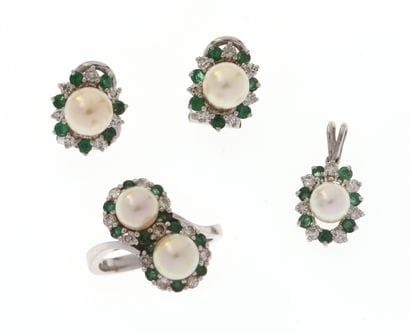 Parure
en or gris 9k 375°/°° sertie de perles...