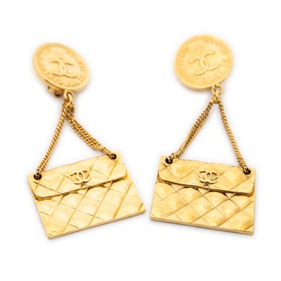 CHANEL
Paire de pendants d'oreilles en métal...