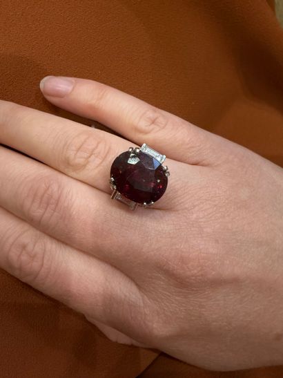 Bague en or gris 18k 750°/°° ornée d'un important...