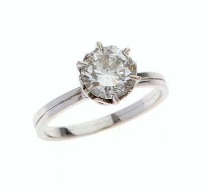 Bague solitaire
en or gris 18K 750°/°° ornée...