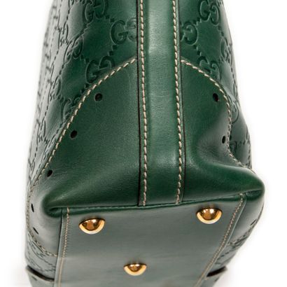GUCCI
Sac seau modèle 