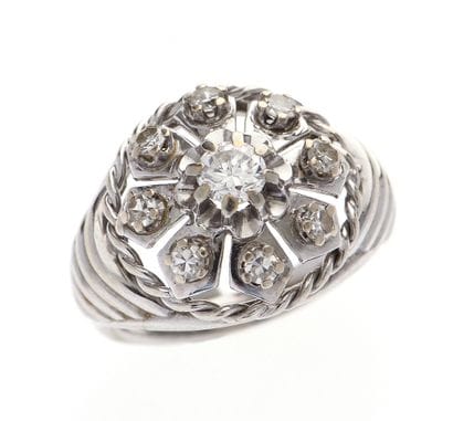 Bague 
en or gris 18k 750°/°° centrée d'un...