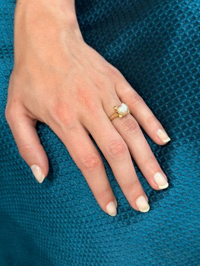 Bague 
en or jaune 18k 750°/°° et perle de...