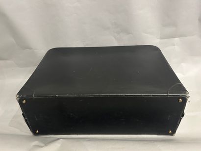 HERMES Parise
VALISE en cuir noir et intérieur...