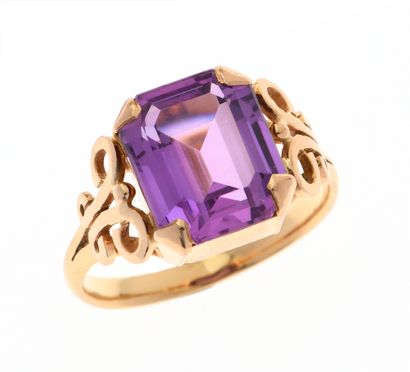 Bague 
en or jaune 18k 750°/°° à décor d'entrelacs...