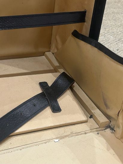 HERMES Parise
VALISE en cuir noir et intérieur...