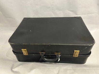 HERMES Parise
VALISE en cuir noir et intérieur...