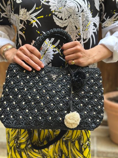 PRADA
Sac à main fourre-tout en raffia noir...