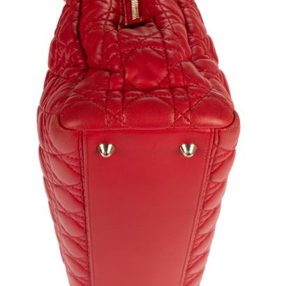 Christian DIOR
Sac type tote en cuir souple...