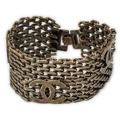 CHANEL
Bracelet manchette souple en métal...