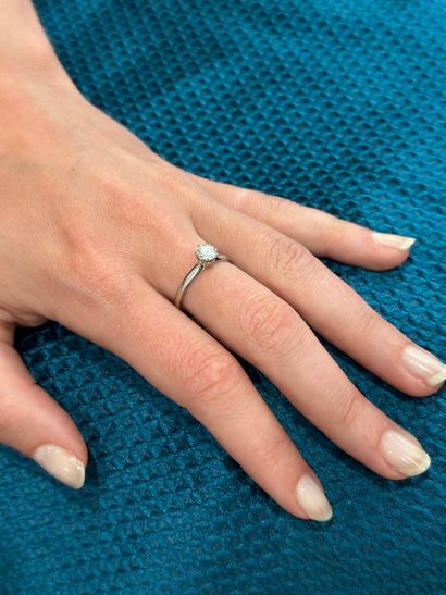 Bague solitaire 
en or gris 18k 750°/°° et...