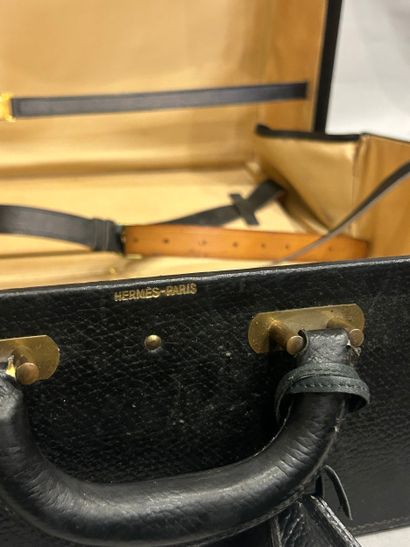 HERMES Parise
VALISE en cuir noir et intérieur...
