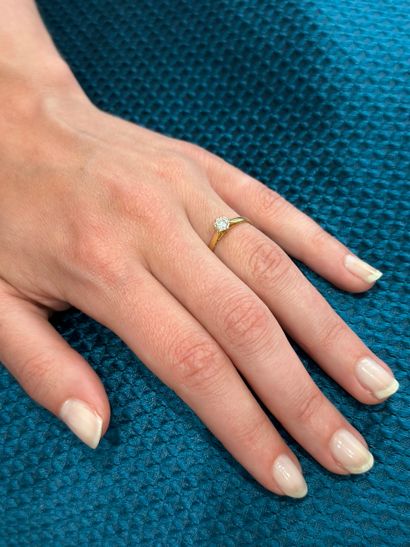 Bague solitaire 
en or jaune 18k 750°/°°...