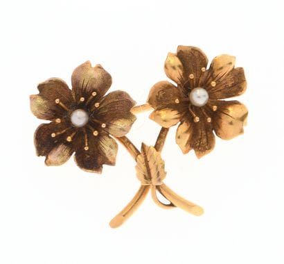 Broche
en or jaune 18K 750/°° et perles à...