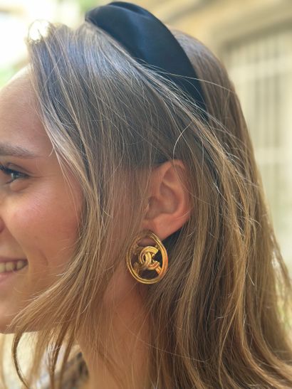 CHANEL
Paire de clips d'oreilles en métal...
