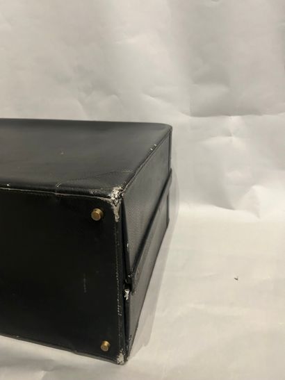 HERMES Parise
VALISE en cuir noir et intérieur...