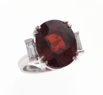 Bague en or gris 18k 750°/°° ornée d'un important...