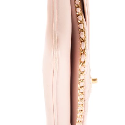 CHANEL
Sac en cuir d'agneau matelassé rose...