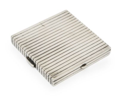 POUDRIER carré en argent strié. 
Poinçon...