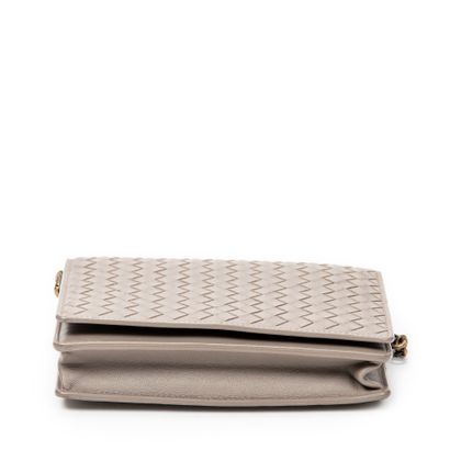 BOTTEGA VENETA
Sac pochette en cuir de veau...
