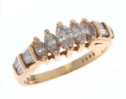 Bague jarettière 
en or 14k 585°/°° centrée...