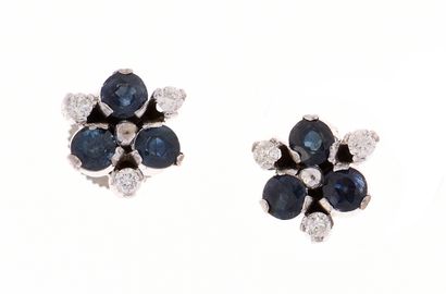 Paire de boucles d'oreilles 
en or gris 14k...