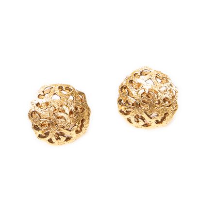CHANEL
Paire de clips d'oreilles en métal...