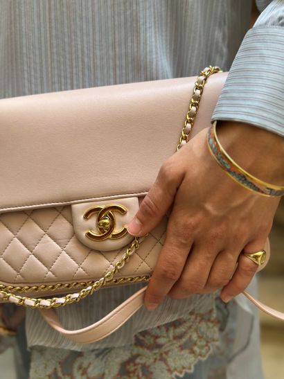 CHANEL
Sac en cuir d'agneau matelassé rose...