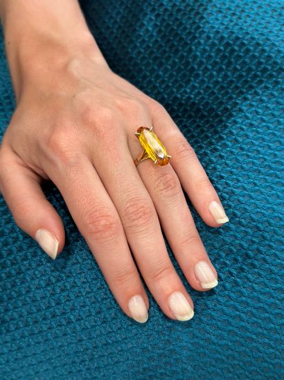 Bague moderniste 
en or jaune 18k 750°/°°...