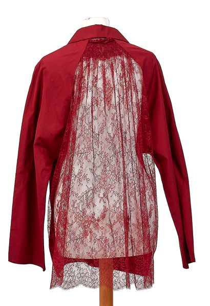 NINA RICCI
Blouse en coton bordeaux, le dos...