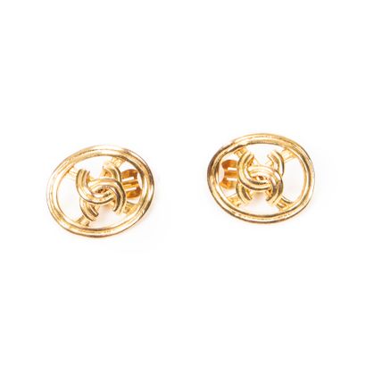 CHANEL
Paire de clips d'oreilles en métal...